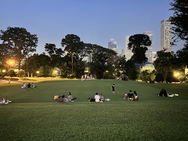 포트 캐닝 파크의 랜드마크인 포트 캐닝 센터 아래의 커다란 잔디밭