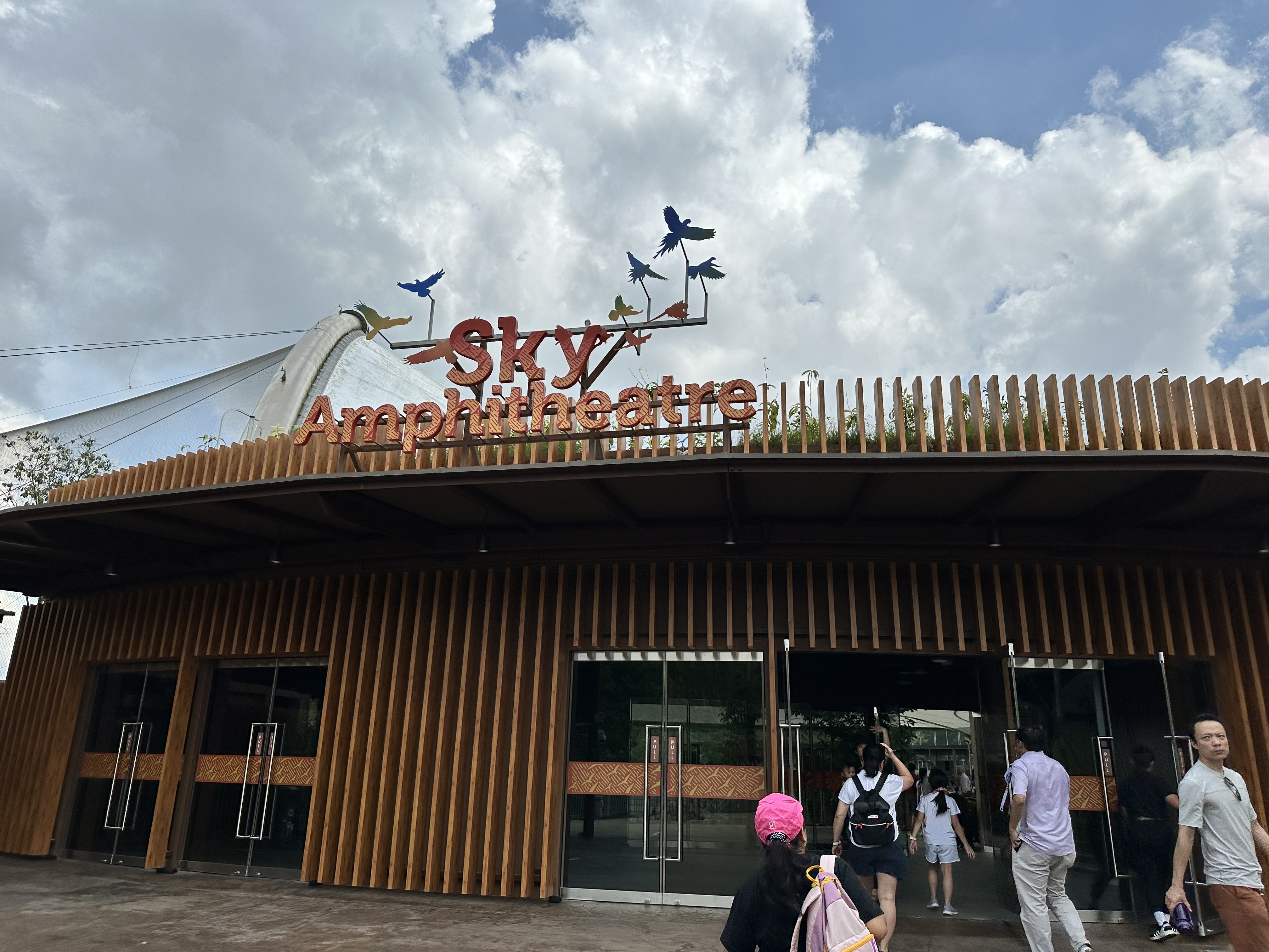 쇼가 펼쳐지는 Sky Amphitheatre